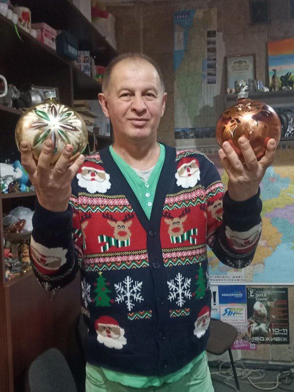 Игорь Байдак коллекционирует новогодние игрушки 3 года. Собрал их более 2 тысяч