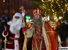 Аніматори у костюмах Санта Клауса і Святого Миколая біля головної ялинки Львова