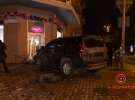 Автомобиль разбил дверь кондитерской