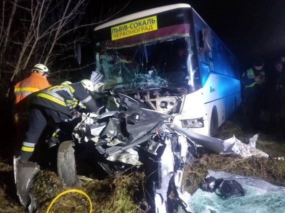 На Львовщине в результате столкновения легковушки, автобуса и грузовика погиб мужчина