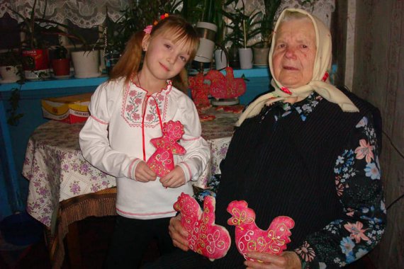 84-летняя Анна Дорошенко в последний раз подарила печенье "панянки" своей правнучке Элине Исакаевой в 2011 году