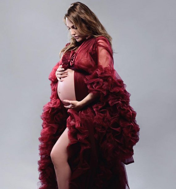 Зірка показала фото з оголеним вагітним животом