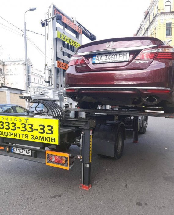 Одна з евакуацій авто, яке водій припнув до стовпа ланцюгом