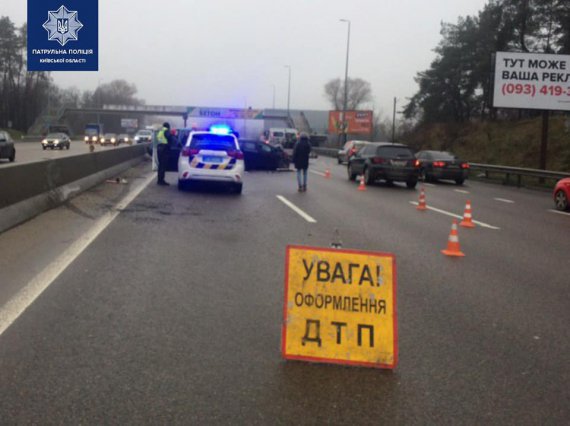 Поблизу с. Віта Поштова   під Києвом зіткнулися 8 авто. Двоє людей у лікарні