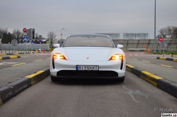 Porsche Taycan установил новый рекорд Гиннеса ™ за самый длинный дрифт на электромобили.