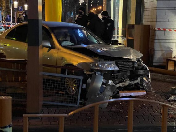 У результаті постраждали водій та відвідувачка кафе. Фото: dumskaya.net