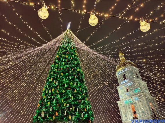 Главное новогоднее дерево Украины уже седьмой год подряд возвышается на Софийской площади