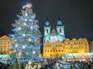 В центре Праги установили пышную живую елку, украсив миллионами огней и тысячами игрушек. 