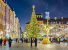 В Варшаве в этом году установили живое дерево, которое украсили огнями в теплых оттенках и роскошными игрушками 