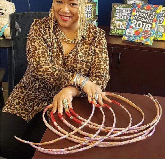 Обладательница самых длинных ногтей в мире 54-летняя Анна Уильямс из Хьюстона продает их за  тыс