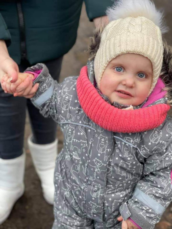 2-річна Емілія Шелест з Черкас має вроджену трахеостому - підозру на параліч голосових зв’язок. Потрібна операція за кордоном