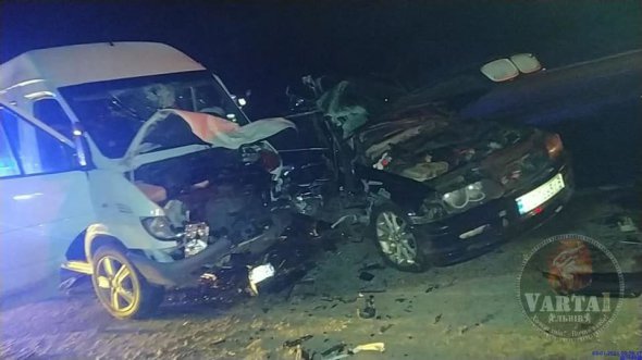 На трасі Київ-Чоп  зіткнулися   BMW  з мікроавтобусом  Mercedes Sprinter.  У результаті скалічилися водій легковика і 8 пасажирів мікроавтобуса