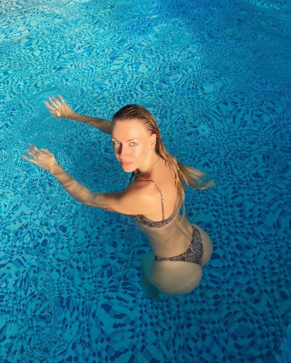 Українська телеведуча Леся Нікітюк потішила шанувальників кадрами із Буковелю, де плаває в басейні