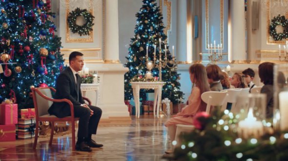 У новорічному зверненні до українців президент Володимир Зеленський звернувся до мешканців окупованих територій російською мовою