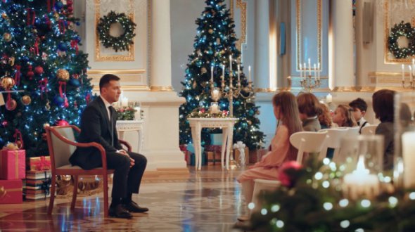 В новогоднем обращении к украинцам президент Владимир Зеленский обратился к жителям оккупированных територий на русском языке
