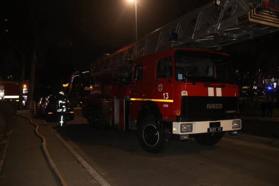 У Києві на просп. Маяковського 1В,  під час пожежі в квартирі рятувальники знайшли зарізаного чоловіка
