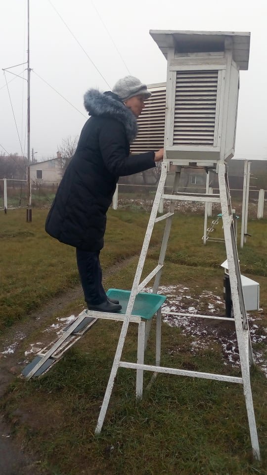 Техник-метеоролог Светлана Левина снимает показатели с психометрической будки