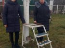 Вита Сивак и Светлана Левина демонстрируют осадкомер 