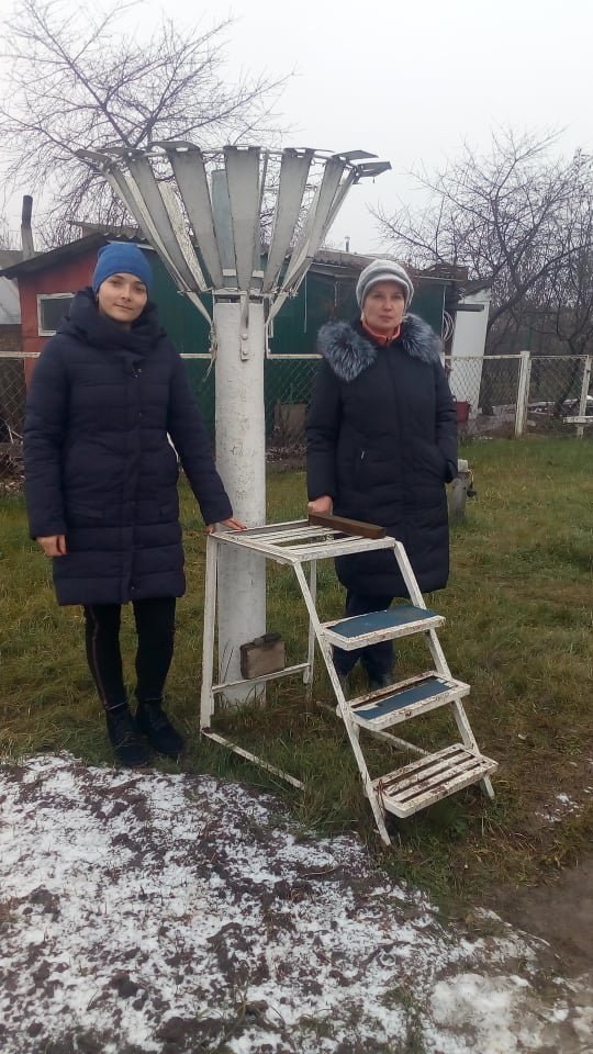 Вита Сивак и Светлана Левина демонстрируют осадкомер 