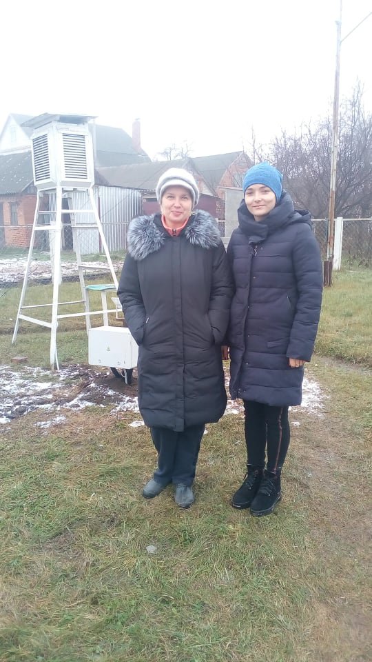Начальница Гайсинской метеостанции Вита Сивак и техник-метеоролог Светлана Левина возле психометрической будки
