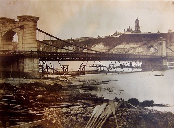 Фотографія зі спорудження Ланцюгового мосту через Дніпро у Києві. Джон Борн, 1853 рік