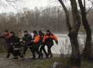 У Чернігові 56-річна жінка впала з автомобільного мосту в Десну. Її дістали рятувальники й передали медикам. Стан - критичний
