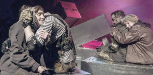 Київський Молодий театр поставив спектакль ”Ласкаво просимо до пекла” за п’єсою росіянина Володимира Зуєва. Але замість Чечні матері приїжджають шукати своїх загиблих синів на Донбас