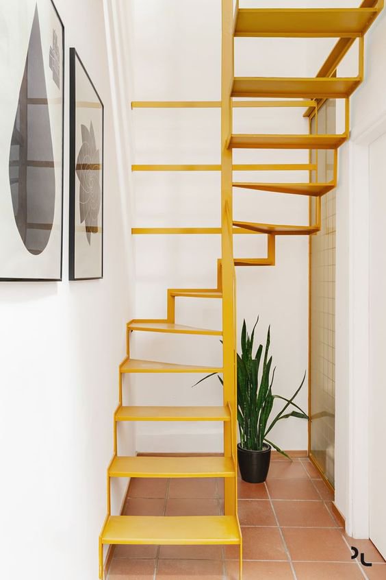 Как сделать лестницу в тесном доме: 10 удобных вариантов