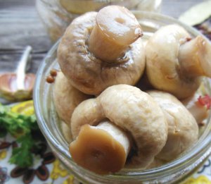 У маринад для грибів додають суміш перців, лавровий лист і часник