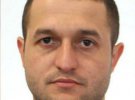 На Ровенщине разыскивают 34-летнего Рустама Тошова, которого подозревают в убийстве 23-летнего мужчины у ночного клуба. При себе может иметь автомат Калашникова