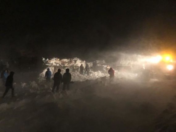 В России спасатели завершили поисковые работы в районе схода лавины на турбазе под Норильском