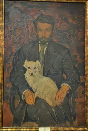 На "Портреті чоловіка з собакою" Всеволода Максимовича з експозиції "Помічник, супутник, друг" Національного художнього музею зображений його батько. На руках тримає білого шпіца.