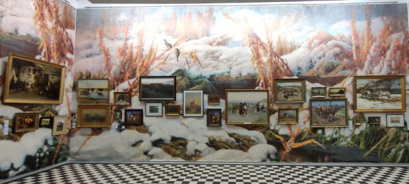 У якості тла, нанесеного на стіни зали експозиції "Помічник, супутник, друг" в Національному художньому музеї, виступає картина харківського живописця Миколи Сергеєва "Навала зими". Писав вісім років, з 1901 по 1908
