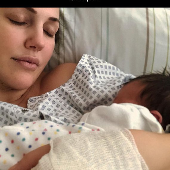 Зірка популярного в Україні серіалу "Величне століття" Мер'єм Узерлінародила доньку. Фото: instagram.com/meryemuzerlimeryem/