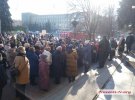 У Миколаєві люди протестували під будівлею міської ради. 