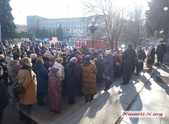 В Николаеве люди протестовали под зданием городского совета.