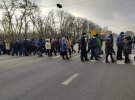 На Харьковщине перекрыли дорогу и протестовали под горсоветом.