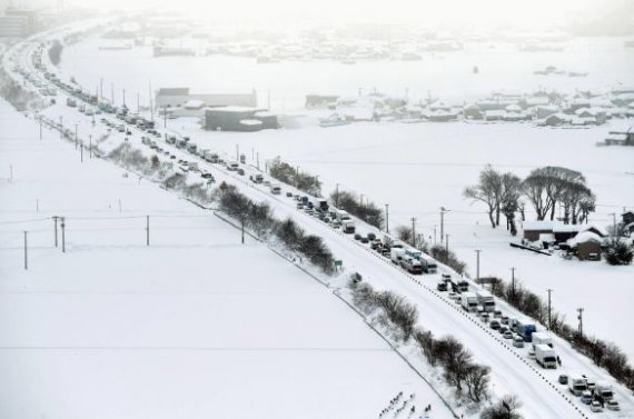 В Японії через снігопад утворилися величезні затори. Фото: Kyodo News