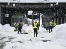 В Японії через снігопад утворилися величезні затори. Фото: Kyodo News