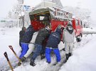 В Японії через снігопад утворилися величезні затори. Фото: Kyodo News