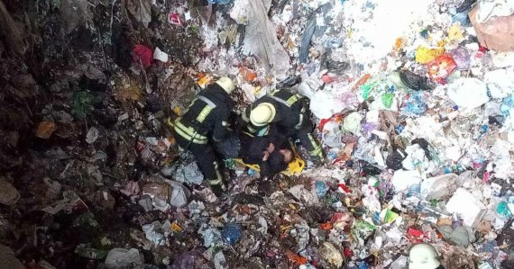 Чоловік потрапив до бункера з твердими побутовими відходами. Фото: Facebook