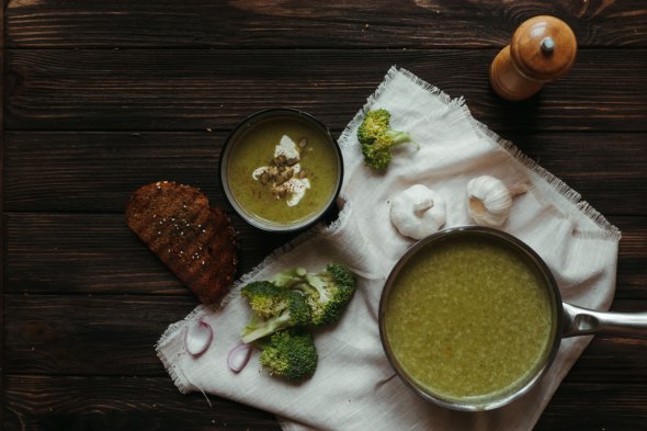 Легкий суп с брокколи улучшает пищеварение