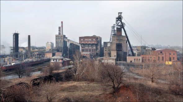 У 90-ті роки підприємства Донбасу скуповували росіяни, а залишки між собою ділили проросійські бандити. Заводи та шахти розпилювалися, а місцевому населенно розповідали, що в усьому винна держава Україна