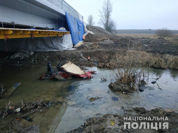 На Вінниччині ВАЗ 2105 врізався в бетонну конструкцію мосту й злетів у річку.  Травмувались 5 людей