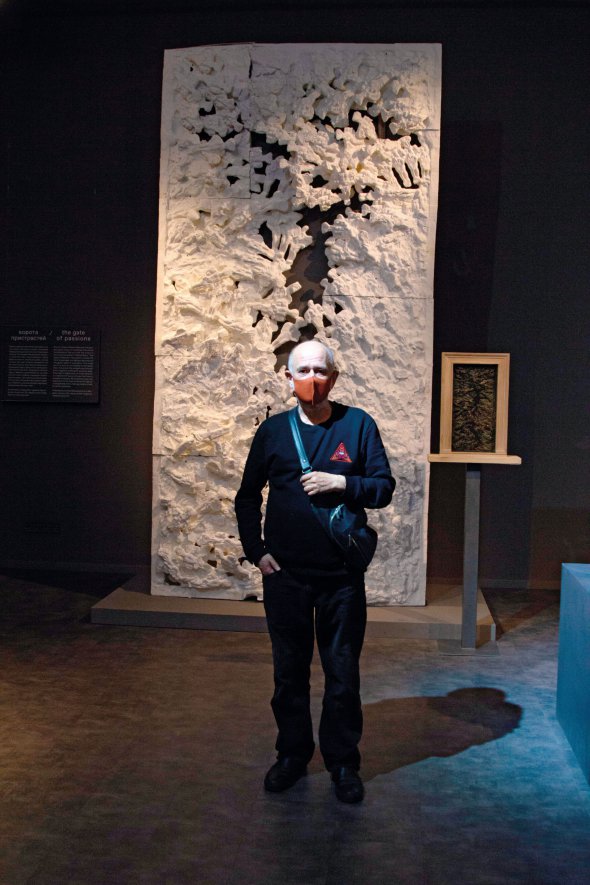 Олександр Ройтбурд стоїть на тлі інсталяції в очолюваному ним Одеському художньому музеї. Заклад ремонтують на гроші меценатів. Потребує більшої площі, аби виставити на огляд всі експонати