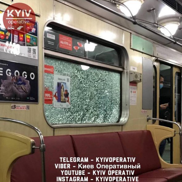 У метро побили вікна
