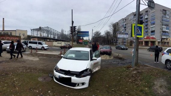 В Новомосковске столкнулись Daewoo Nexia и Volkswagen Polo. Последний отлетел на тротуар и покалечил 3-летнюю девочку. Она погибла