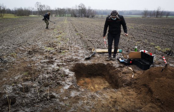 В поле неподалеку от Будапешта нашли разбитый плугом горшок с тысячами средневековых монет