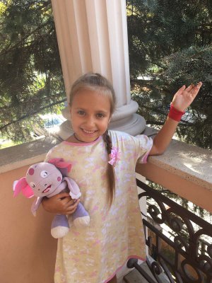 7-річна Ілона Лук’янова з Харкова має дуже складну і рідкісну ваду – екстрофію сечового міхура.  Дитина перенесла 7 операцій. 