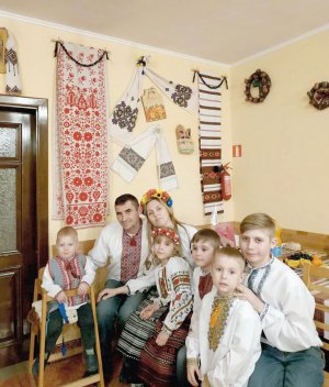 Юрій Жук і ­Кристина ­Єсейкіна ­виховують ­четверо синів і ­доньку. Чоловік ­займається різьблен­ням по ­дереву, жінка ­виготовляє ­прикраси з натурального ­каменю